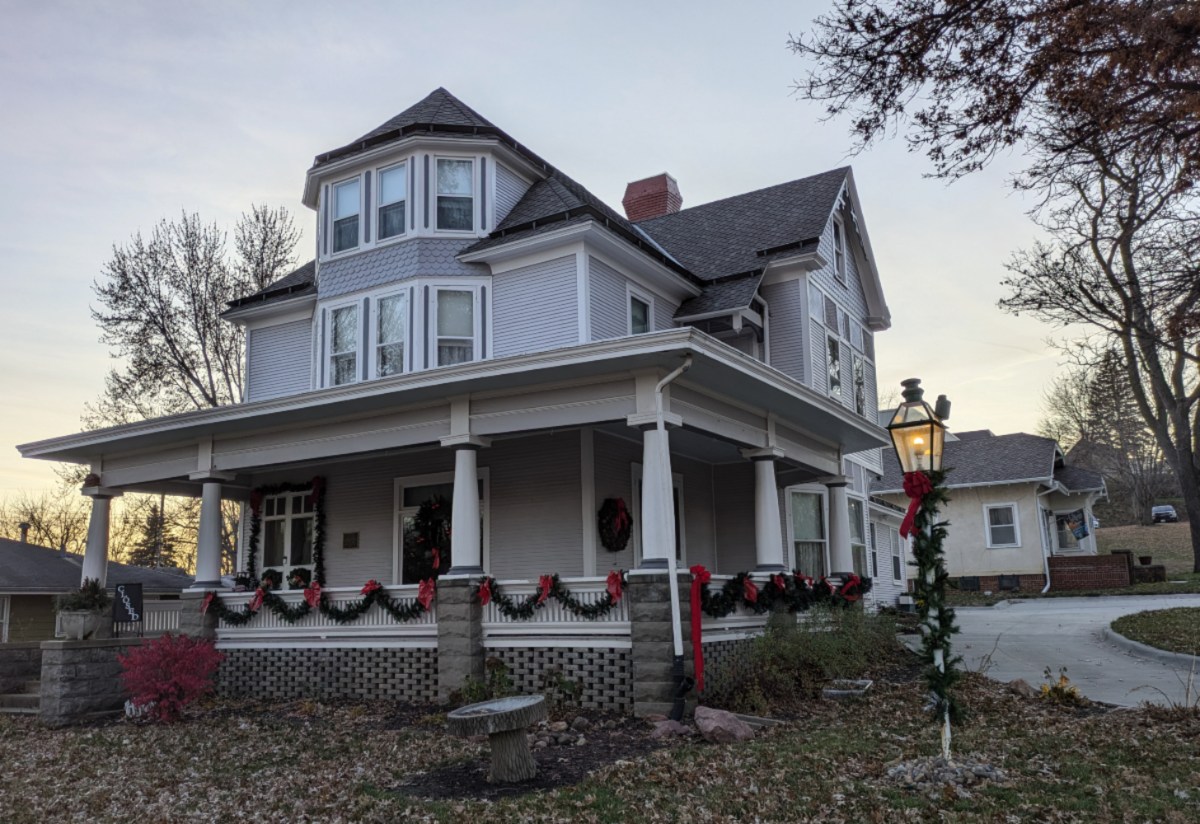 2024 Christmas Bryant House outside